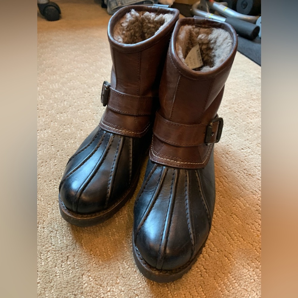 FRYE Warren engineer duck boot
Size: 8 Frye
